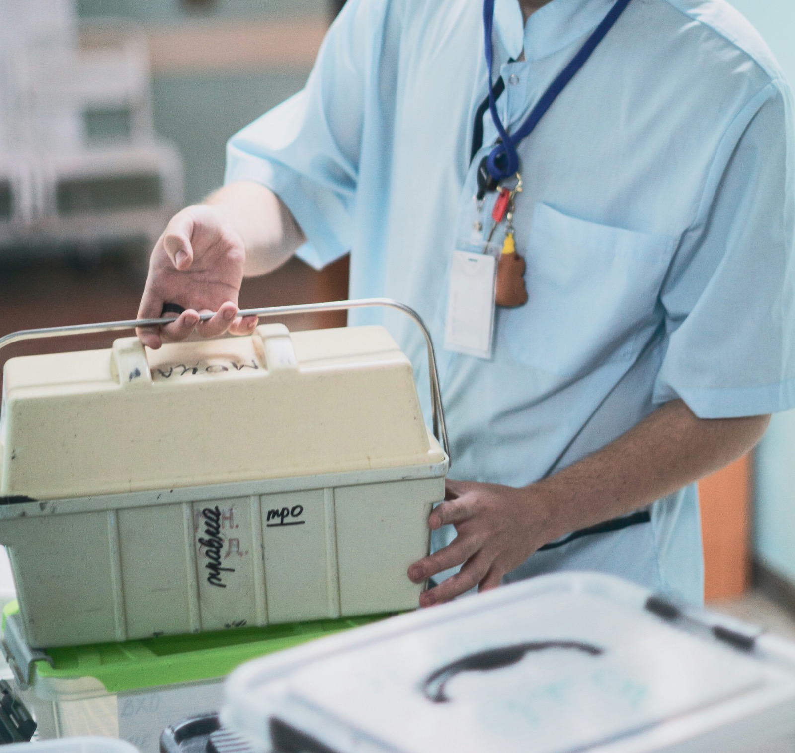 Medical worker with a temperature-controlled transport case — pharma & biomaterial logistics